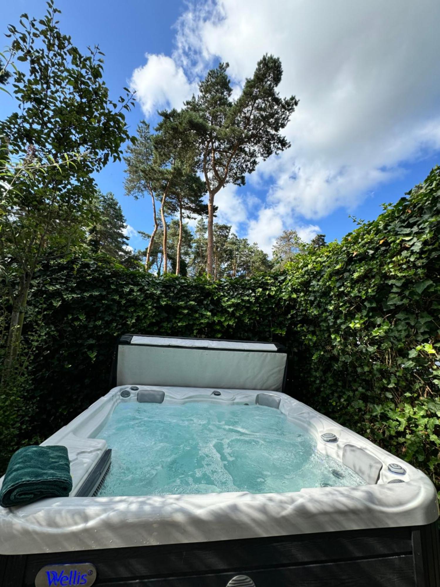 Houten Chalet/Bungalow In Het Bos, Sauna, Jacuzzi Meijel Exterior photo